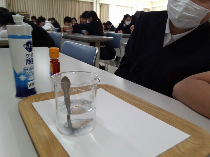 洗剤の実験をしている様子