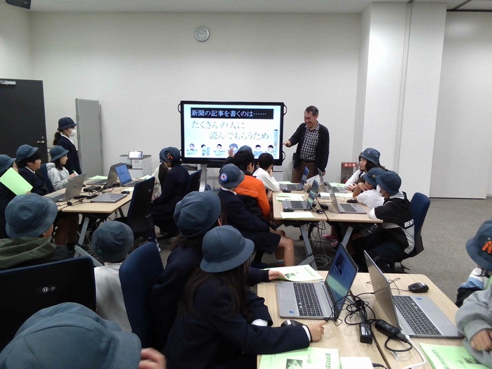 新聞記事の作り方について説明を受けているところ