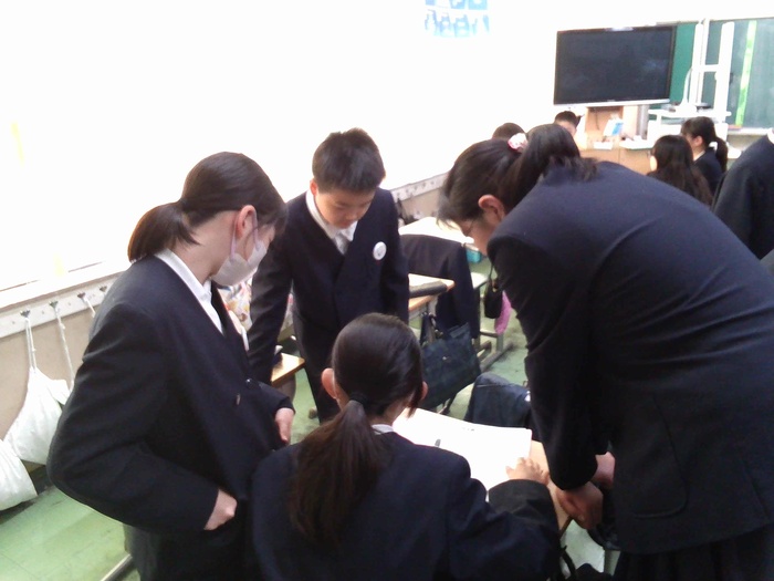 話し合いをしている様子