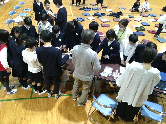 実際に瓦を触っている