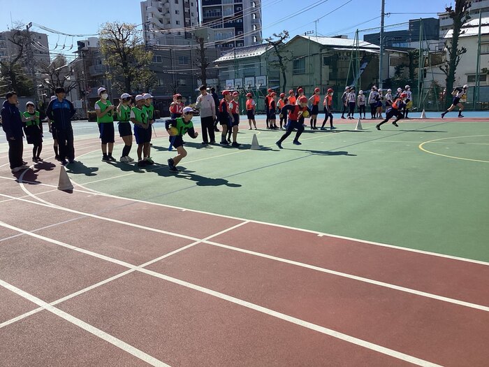 ボールリレーの対決