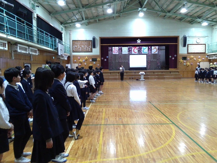 全校で「ありがとう6年生」を歌っているところ