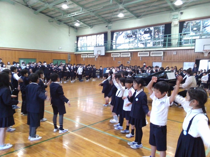 2年生が見本で歌ってくれているところ