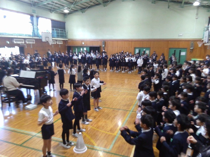 全校で歌っているところ