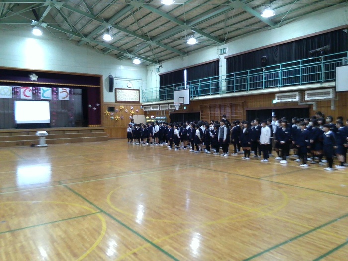 全校で「ありがとう6年生」を歌っているところ