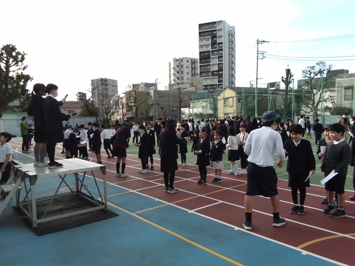6年生のところにいってサインをもらっています。