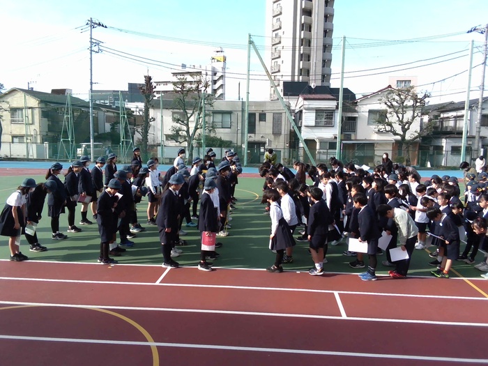 今までの感謝の気持ちを込めて6年生に挨拶をしています。