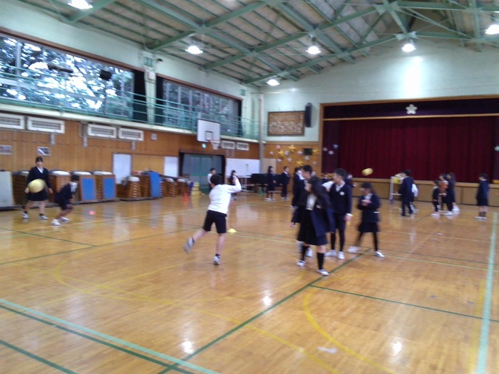 体育館でドッジボールで遊ぶ様子