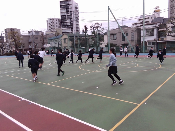 校庭で遊ぶ様子