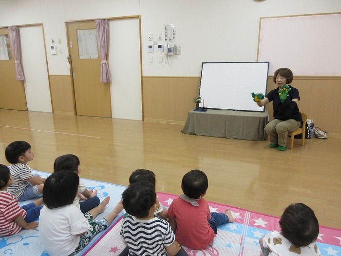 おはなし会での手袋シアターの様子の写真