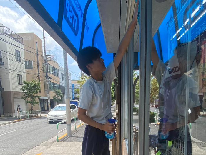 窓を拭いている様子