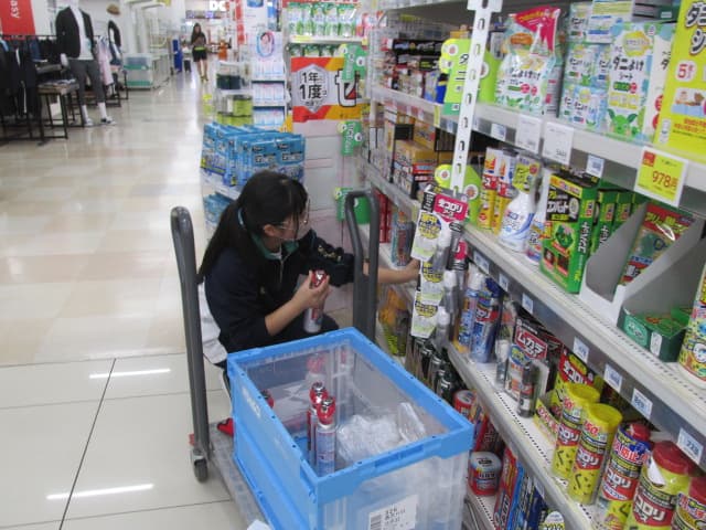 品出しをしている様子