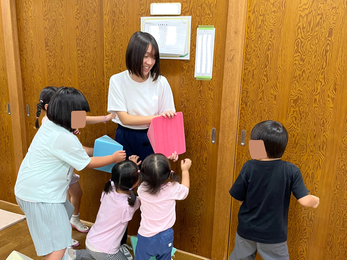 児童と触れ合っている様子