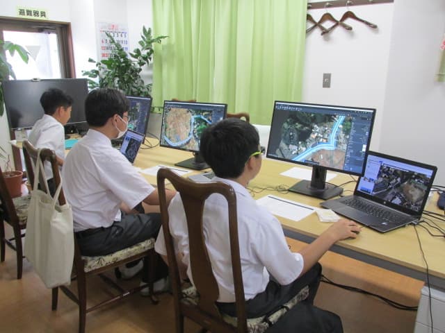 設計の練習をしている様子