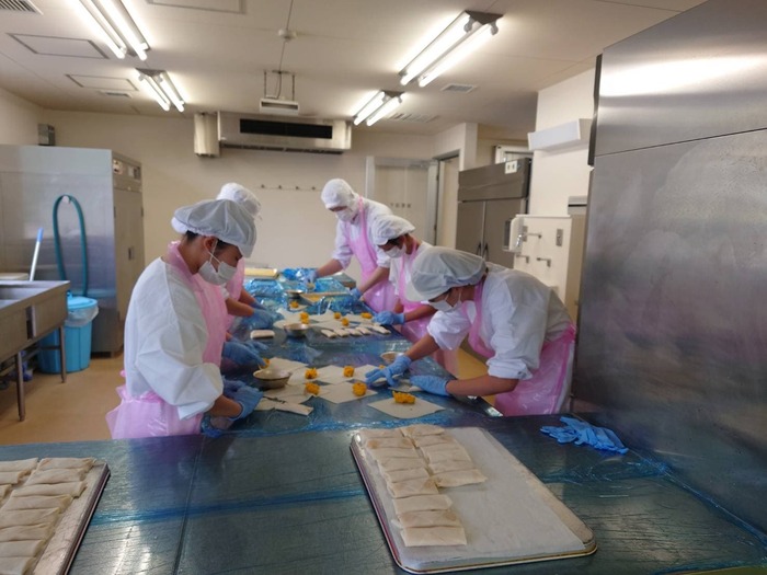 給食準備をしている様子