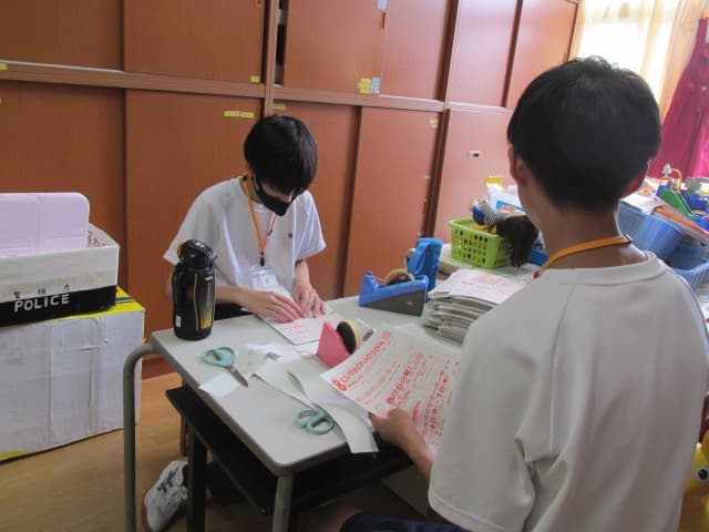 ちらしを準備している様子