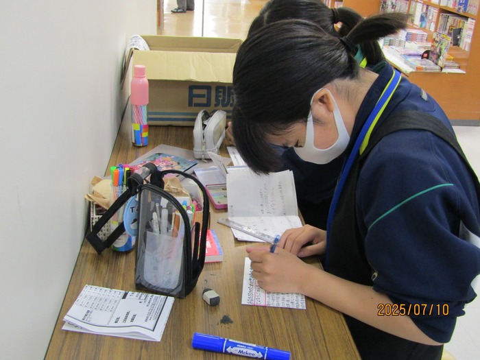 本のポップを書いている様子