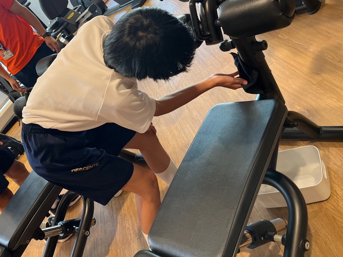 フィットネス器具を掃除している様子