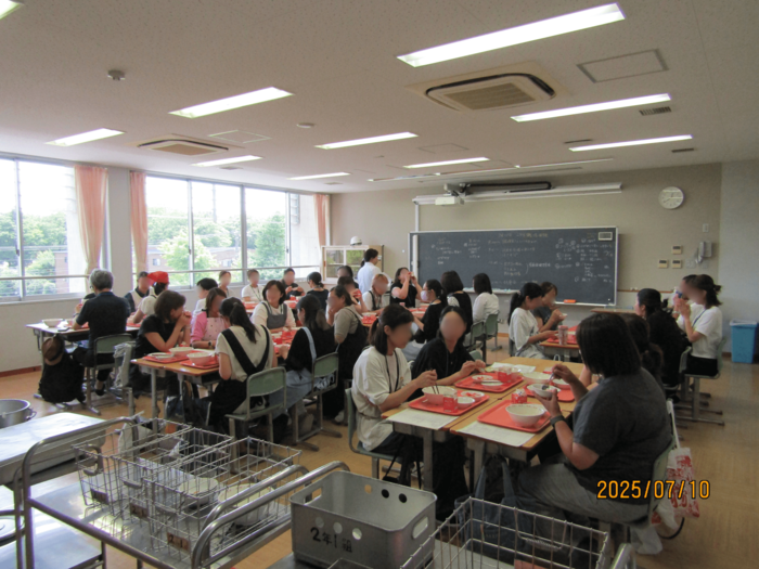 給食試食会の様子