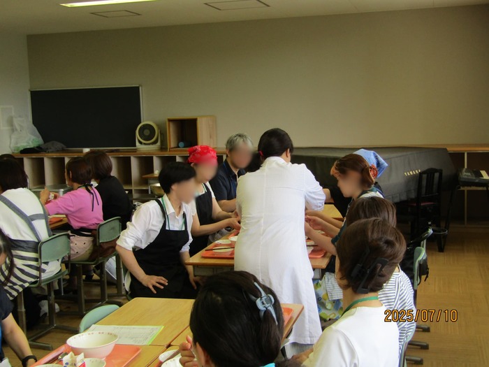 牛乳パックを開いている様子