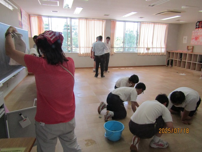 教室を掃除している様子