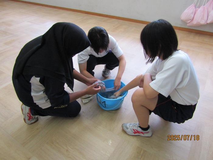 雑巾を洗っている様子