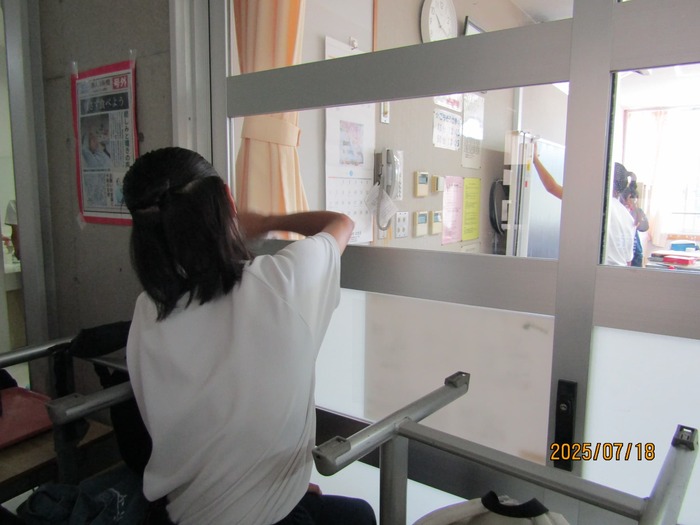 教室の窓を拭いている様子