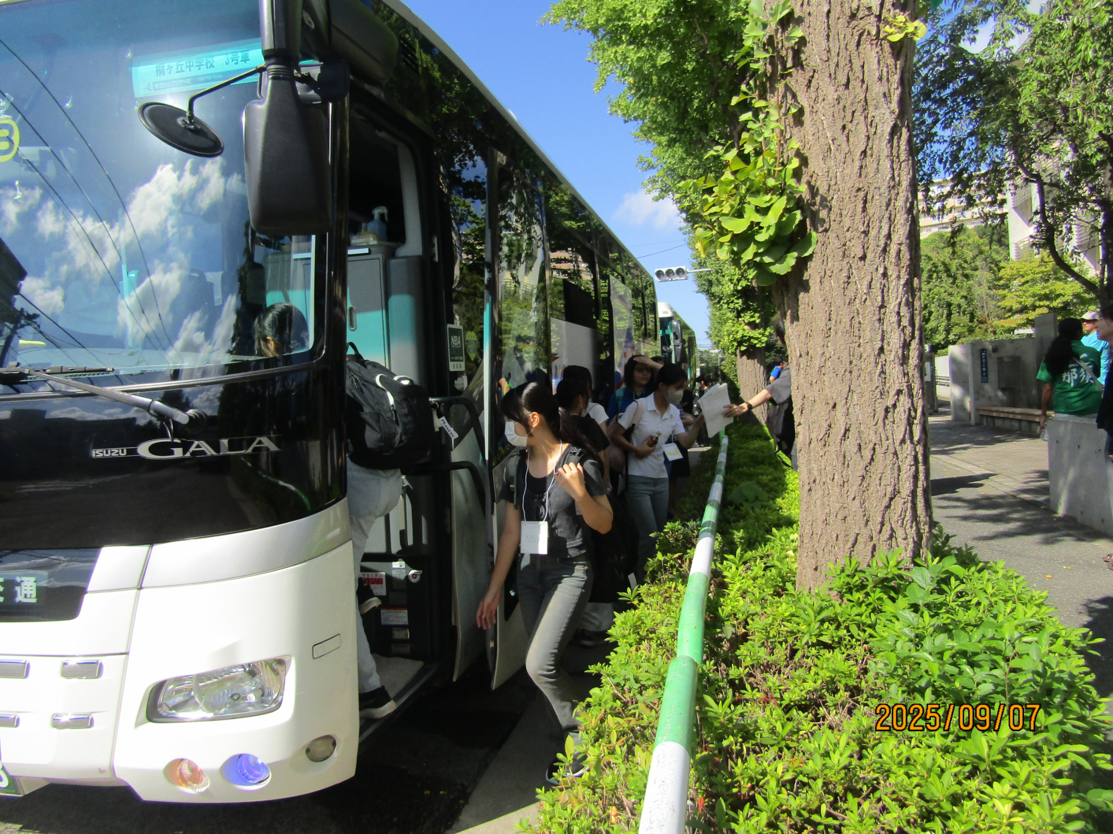 バスに乗り込む様子