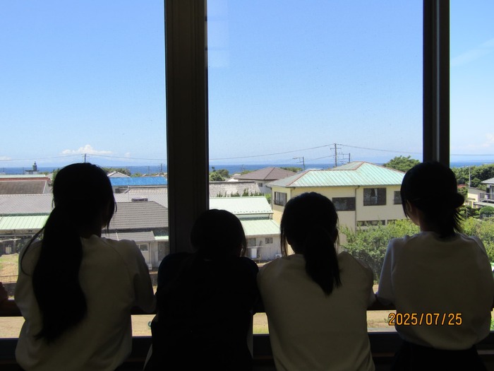 部屋からの眺めを見る様子