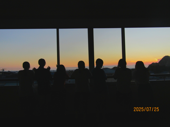 部屋から夕日を見ている様子