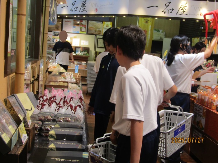 お土産探しの様子1