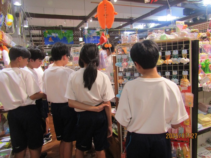 お土産探しの様子2