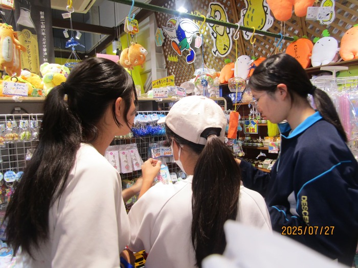 お土産探しの様子3