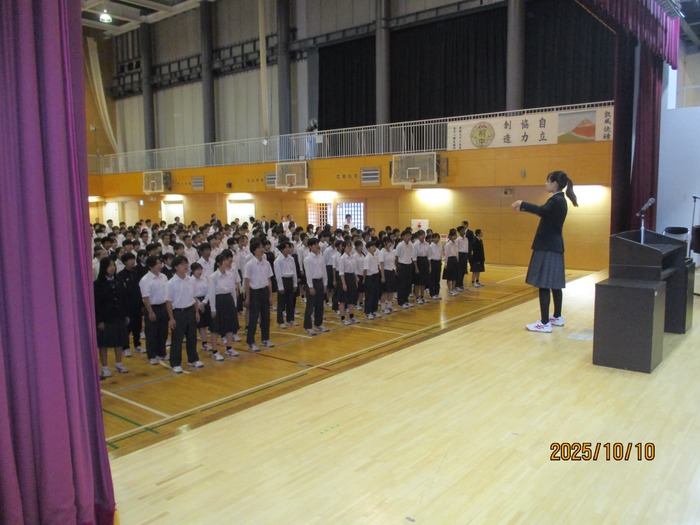校歌斉唱の様子