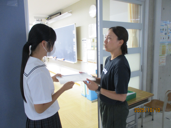 通知表配布の様子（2）