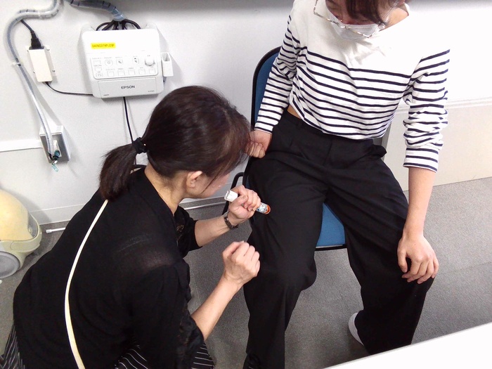 エピペン体験の様子