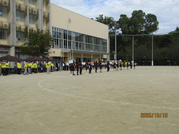 案内をする様子1