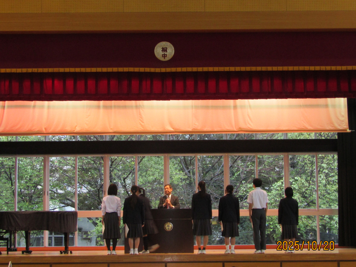 生徒会役員の委嘱の様子