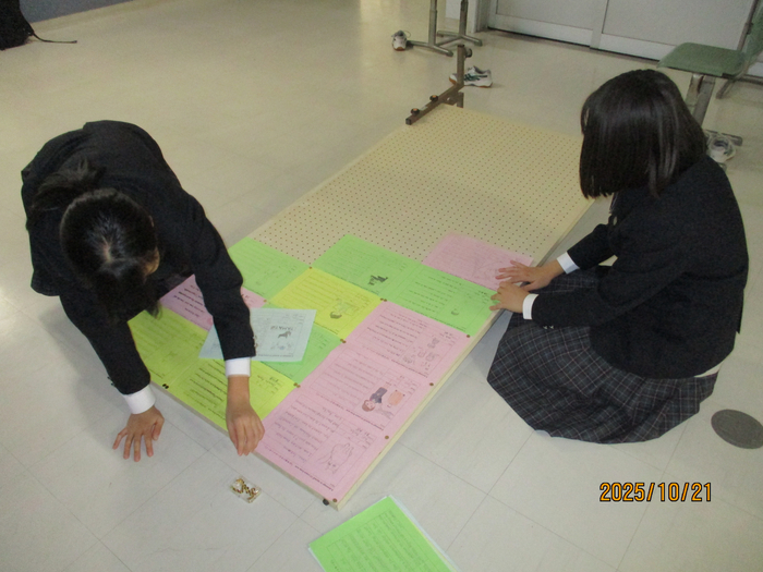 英語のカードを貼っている様子1