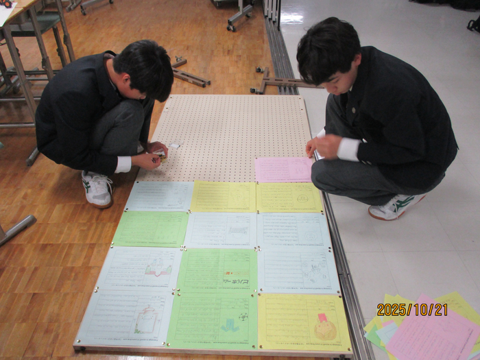 英語のカードを貼っている様子2