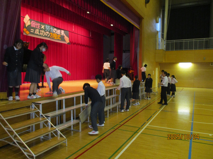 体育館の設営の様子2