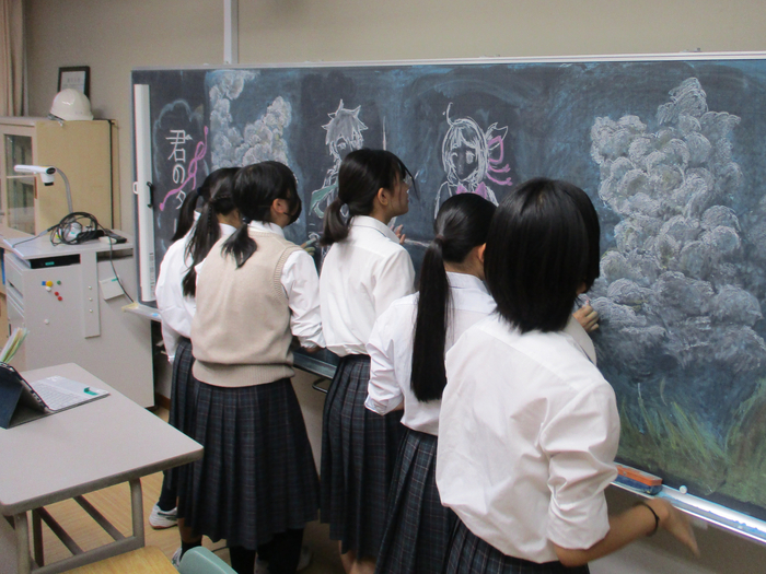 黒板の飾り付けをする様子1