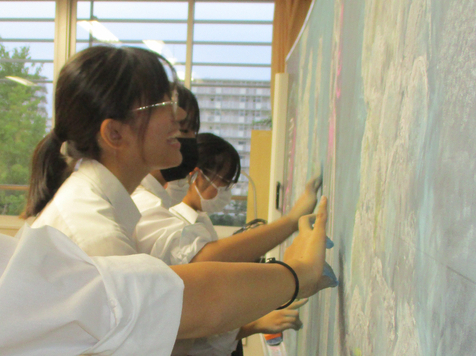 黒板の飾り付けをする様子2