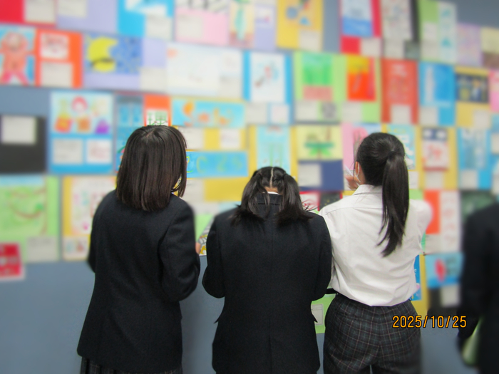 展示を鑑賞している様子1