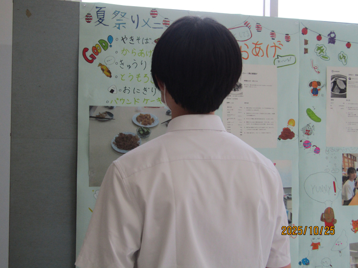 展示を鑑賞している様子2