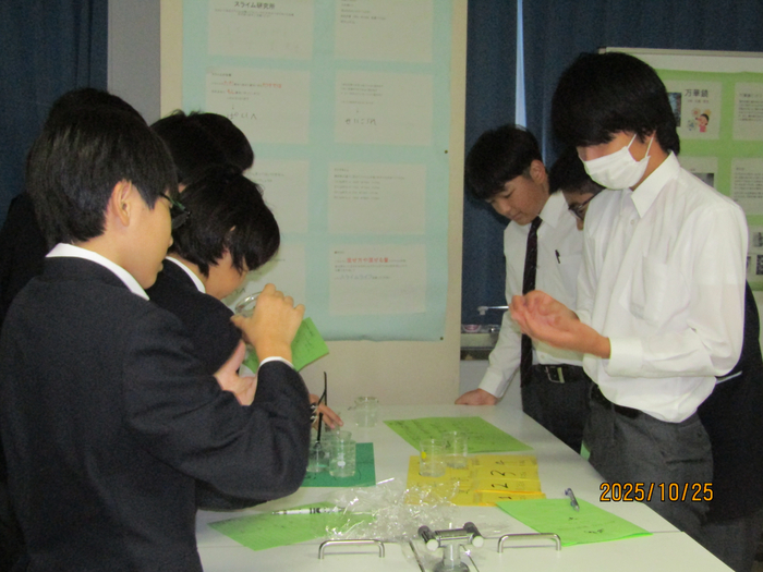 科学部の展示を鑑賞している様子