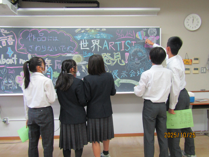 黒板アートを見ている様子