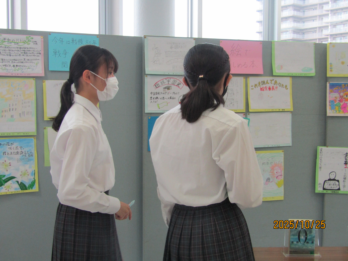 本紹介の展示を見ている様子