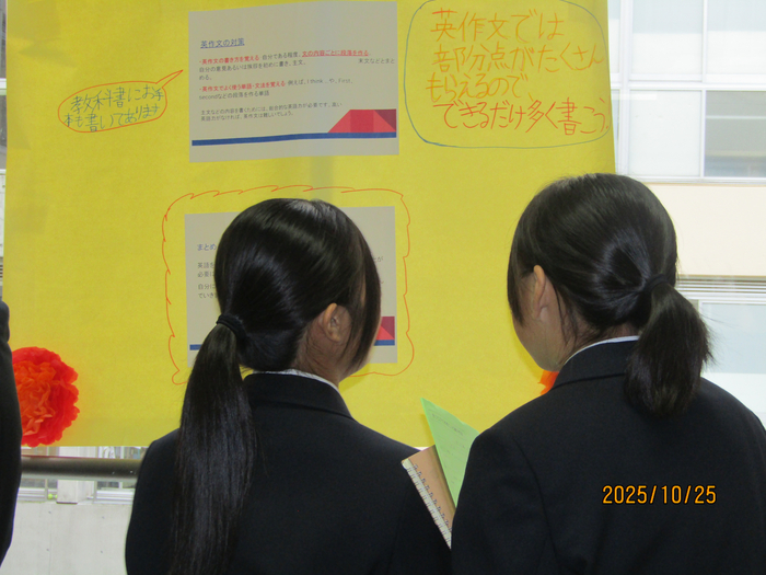 ESS部の展示を見ている様子