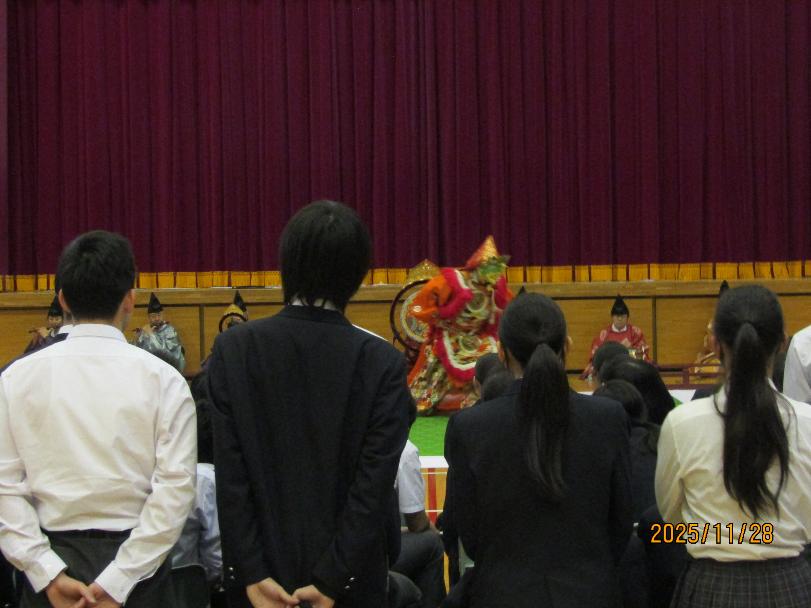 舞楽を見ている様子